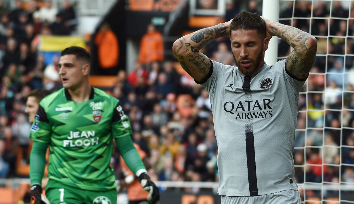 Sergio Ramos. Setelah tak menjadi pilihan utama di musim pertamanya bersama PSG pada 2021/2022, bek tengah berusia 36 tahun ini dipercaya sebagai pilihan utama dalam skuad PSG musim 2022/2023. Namun hal tersebut tak membuat Luis Enrique meliriknya. Pemilik 180 caps bersama Tim Matador ini terakhir kali bermain membela Spanyol pada 31 Maret 2021. (AFP/Guillaume Souvant)