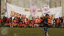 Ratusan suporter Persija memadati pinggir lapangan untuk menyaksikan laga uji coba Persija melawan tim Pra PON DKI Jakarta di NYTC Sawangan, Depok, Sabtu (27/2/2016). Persija unggul 2-0 atas Pra PON DKI Jakarta. (Liputan6.com/Helmi Fithriansyah)