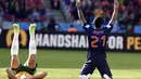 Selebrasi pemain depan Belanda, Memphis Depay (kanan) usai mencetak gol ke gawang Australia dan memastikan satu tempat De Oranje di babak 16 besar. (18/6/2014). (AFP PHOTO/Juan Barreto)