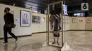 Pengunjung melihat karya lukis dan karya foto pada pameran 150 Tahun Mahatma Gandhi di kompleks Parlemen, Senayan, Jakarta, Jumat (2/10/2020). Pameran ini kerjasama Kedubes India dan DPR mengambil tema "kebenaran, anti kekerasan dan Satyagraha". (Liputan6.com/Johan Tallo)