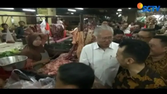 Jelang Bulan Suci Ramadan, Menteri Perdagangan dan Tim Satgas Pangan menggelar sidak ke pasar tradisional Wonokromo, Surabaya, Jawa Timur. Sidak dilakukan guna memantau sejumlah makanan tak layak konsumsi hingga harga pangan.