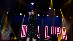 Penyanyi asal Inggris Dua Lipa saat menjadi bintang tamu acara SCTV Music Awards 2017 di Studio 6 EMTEK, Jakarta, Selasa (16/5). Dua Lipa adalah penyanyi, penulis lagu dan model berkebangsaan Inggris keturunan Albania. (Liputan6.com/Gempur M Surya)