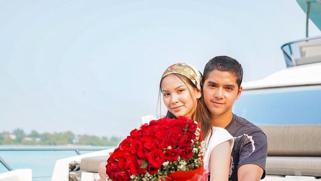 7 Potret Kemesraan Al Ghazali dan Alyssa Daguise di Atas Kapal Ini Curi Perhatian