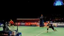 Tunggal putra Jepang, Kento Momata saat berhadapan dengan pebulutangkis Denmark Jan O Jorgensen di final BCA Indonesia Open Superseries Premier 2015 di Jakarta, Minggu (7/6/2015). Kento menang 16-21, 21-19, 21-7. (Liputan6.com/Andrian M Tunay)