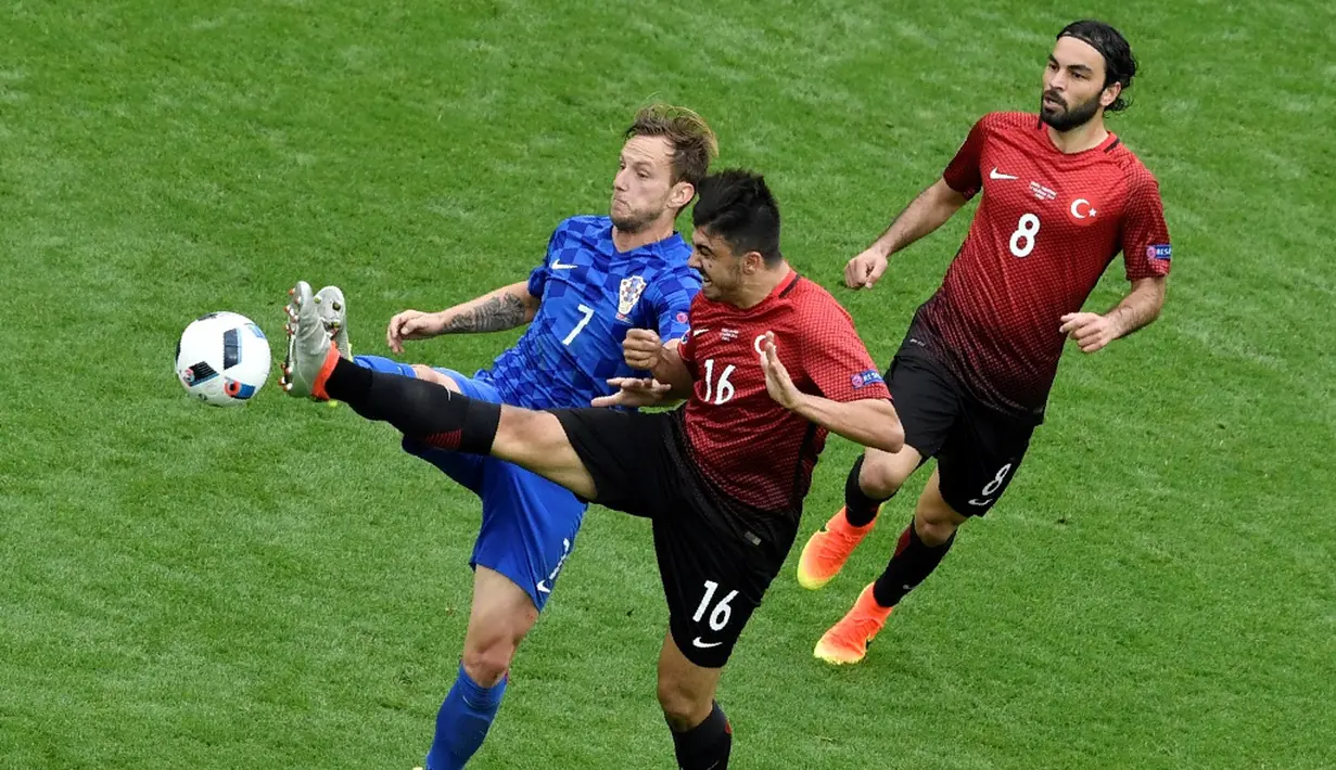 Pemain Kroasia, Ivan Rakitic, berusaha mengontrol bola dari kejaran pemain Turki dalam laga Grup D Piala 2016 di Stadion Parc des Princes, Paris, (12/6/2016). (AFP/Philippe Lopez)