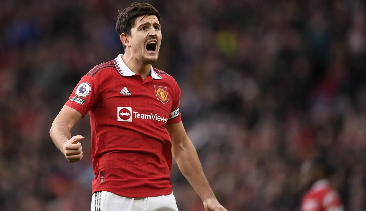 Selebrasi bek Manchester United, Harry Maguire usai laga Liga Inggris 2022/2023 menghadapi Manchester City di di Old Trafford Stadium, Manchester (14/1/2023). Harry Maguire didatangkan Manchester United dari Leicester City pada awal musim 2019/2020 dengan nilai transfer 87 juta euro. Sempat menjadi andalan di lini belakang, ia mulai terpinggirkan akibat sering membuat blunder. Hingga kini ia telah tampil dalam 175 laga di semua ajang dengan torehan 7 gol dan 5 assist. (AFP/Oli Scarff)