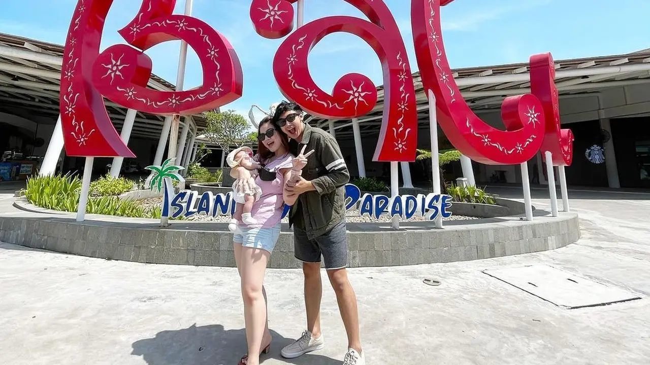 7 Momen Caesar Hito dan Felicya Angelista Pertama Kali Ajak Anak Liburan, Seru Banget