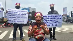 Protes Rekening Botok Diblokir, Warga Depok Bakar Kartu ATM di Jalan