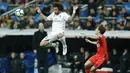 Bek Real Madrid, Marcelo, menyundul bola saat pertandingan melawan Real Sociedad pada laga La Liga di Stadion Santiago Bernabeu, Sabtu (10/2/2018). Real Madrid menang 5-2 atas Real Sociedad. (AP/Francisco Seco)