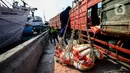Sejumlah pekerja buruh angkut beraktivitas di Pelabuhan Sunda Kelapa, Jakarta, Kamis (10/6/2021). Upah tonase dibagi sejumlah buruh yang membantu bongkar muat. (Liputan6.com/Johan Tallo)