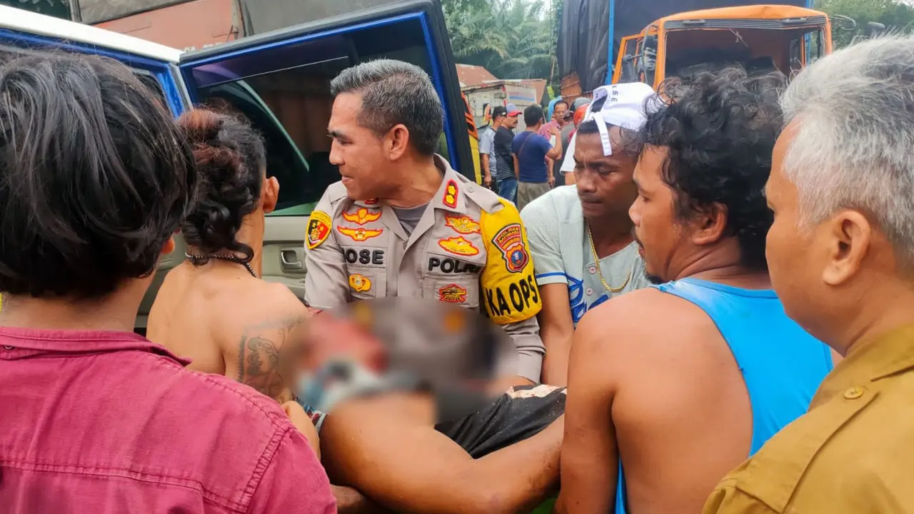Kapolres Batu Bara AKBP Jose D.C Fernandes ikut mengevakuasi korban kecelakaan di Jalinsum Medan-Kisaran. (Istimewa)
