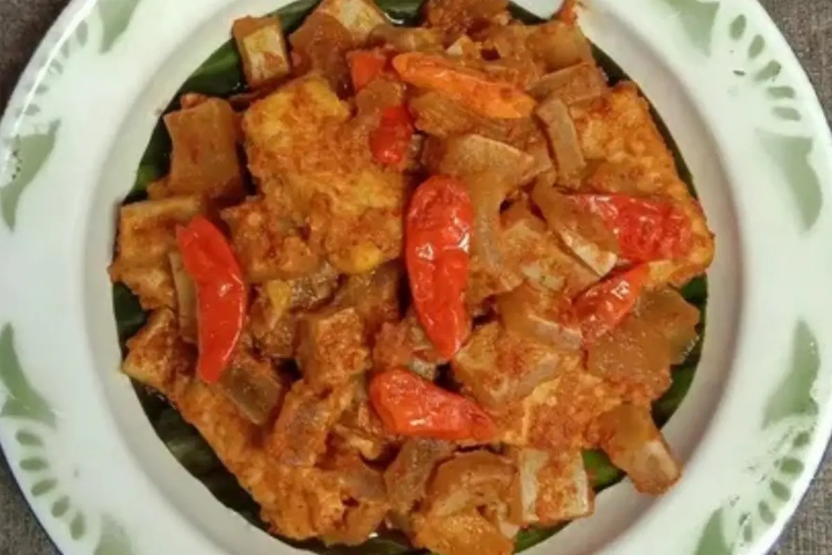 Resep sambal goreng krecek santan untuk disajikan bersama opor ayam saat Lebaran. (dok. Cookpad @adelia_260486)