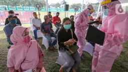 Tenaga medis mendata warga saat rapid test dan swab test massal Badan Intelijen Negara (BIN) di lapangan Kecamatan Pamulang, Tangerang Selatan, Kamis (2/7/2020). Dengan adanya rapid test yang digelar BIN, Pemkot Tangsel dapat melakukan tracking dan tracing lebih cepat. (Liputan6.com/Fery Pradolo)