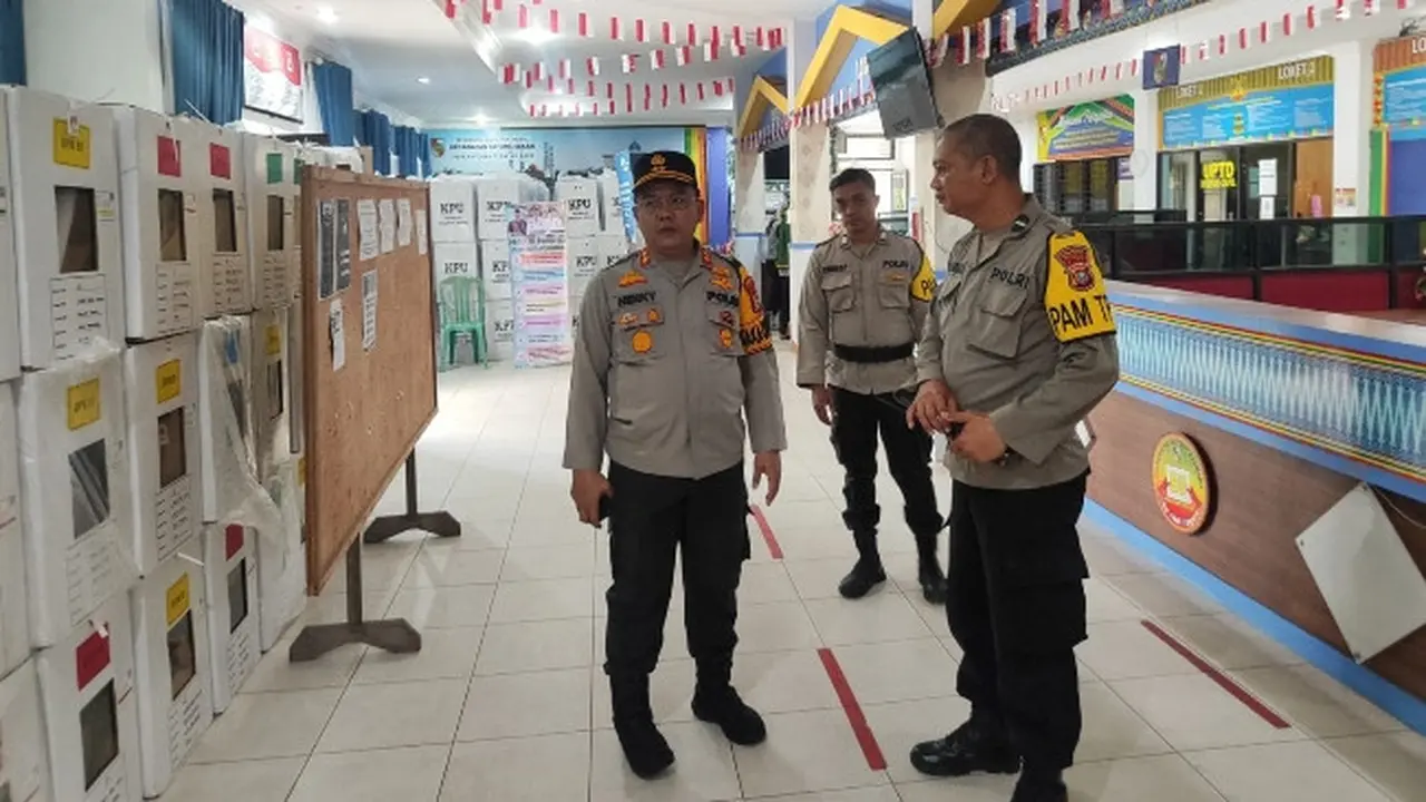 Wakil Kepala Polresta Pekanbaru AKBP Henky Poerwanto mengecek logistik Pemilu yang sudah dikirim ke kantor camat.