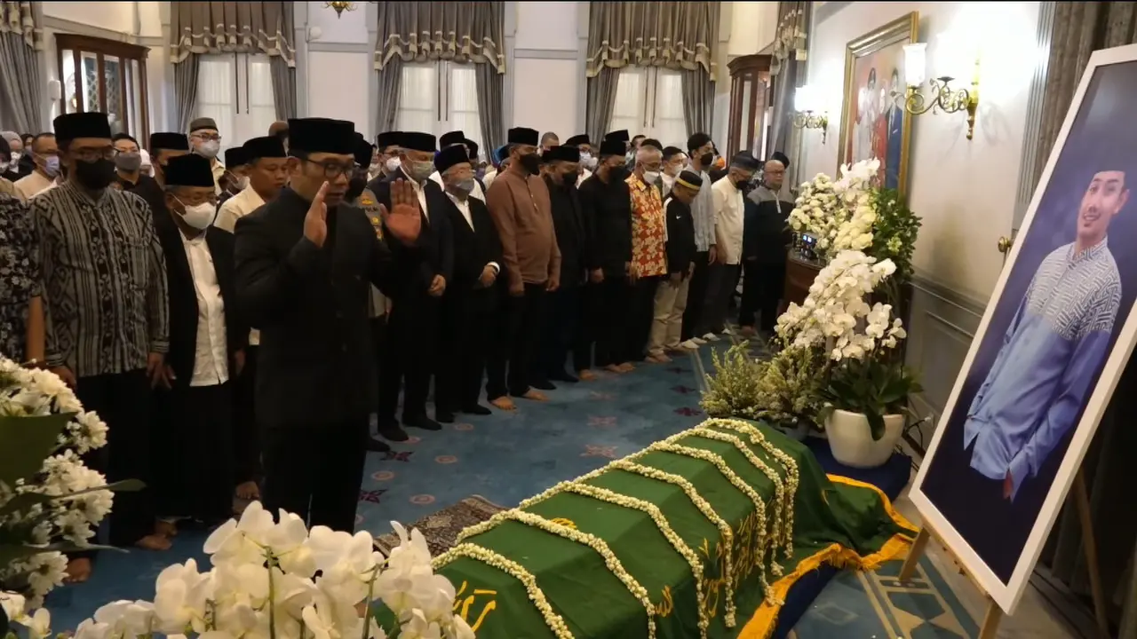 Suasana salat jenazah anak Ridwan Kamil, Emmeril Kahn Mumtadz atau Eril, di Gedung Pakuan, Bandung, Jawa Barat, Minggu (12/6/2022). (Youtube Humas Jabar)