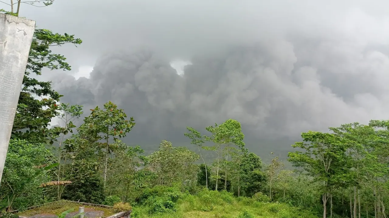 Gunung Semeru kembali erupsi.