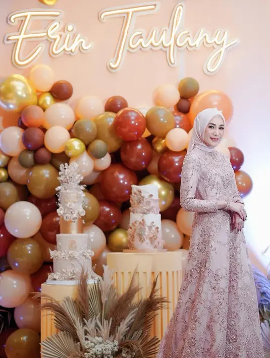 Acara yang dihadiri selebriti Tanah Air itu digelar meriah dan mewah. Terlihat dekorasi dengan balon-balon dan tulisan Erin Taulany menjadi background untuk pesta ulang tahun tersebut.(Liputan6.com/IG/@erintaulany)