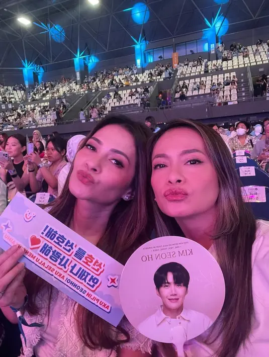 Cut Tari dan Ersa Mayori baru saja menghadiri Fan Meeting Kim Seon Ho. [Foto: Instagram @ersamayori]