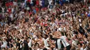 Tentu saja momen seperti ini sangat dirindukan oleh penggemar olahraga terutama sepak bola yang bisa berkumpul berdekatan dan merayakan momen kemenangan dengan ekspresi yang meluap-luap. (Foto: AFP/Pool/Justin Tallis)