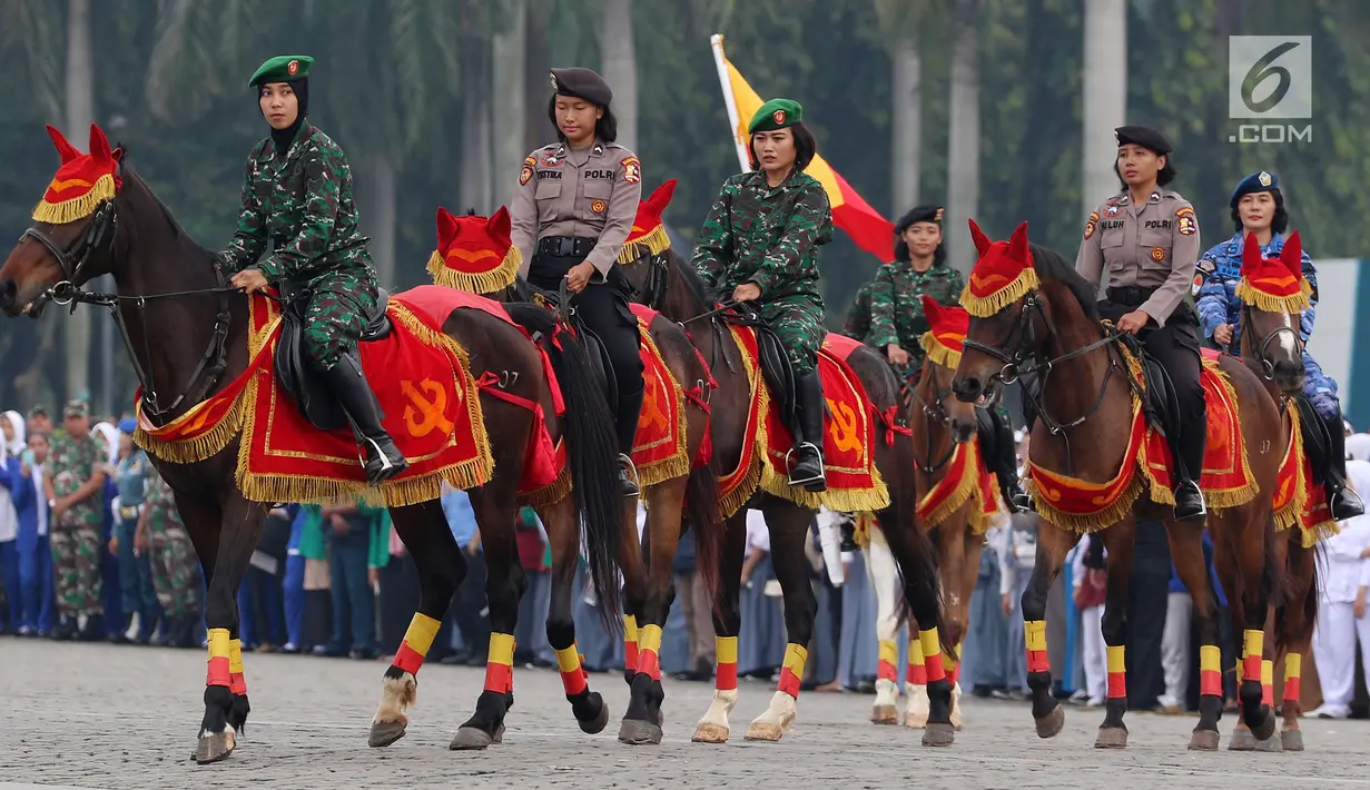 Prajurit wanita TNI dan Polri memamerkan atraksi berkuda dalam apel peringatan Hari Kartini 2018 di Lapangan Silang Monas, Jakarta, Rabu (25/4). Sebanyak 721 personel gabungan prajurit wanita TNI dan Polri melakukan atraksi. (Liputan6.com/Johan Tallo)