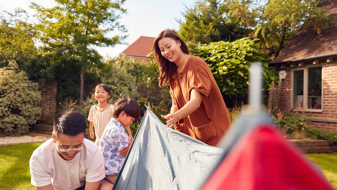 Ilustrasi camping di rumah