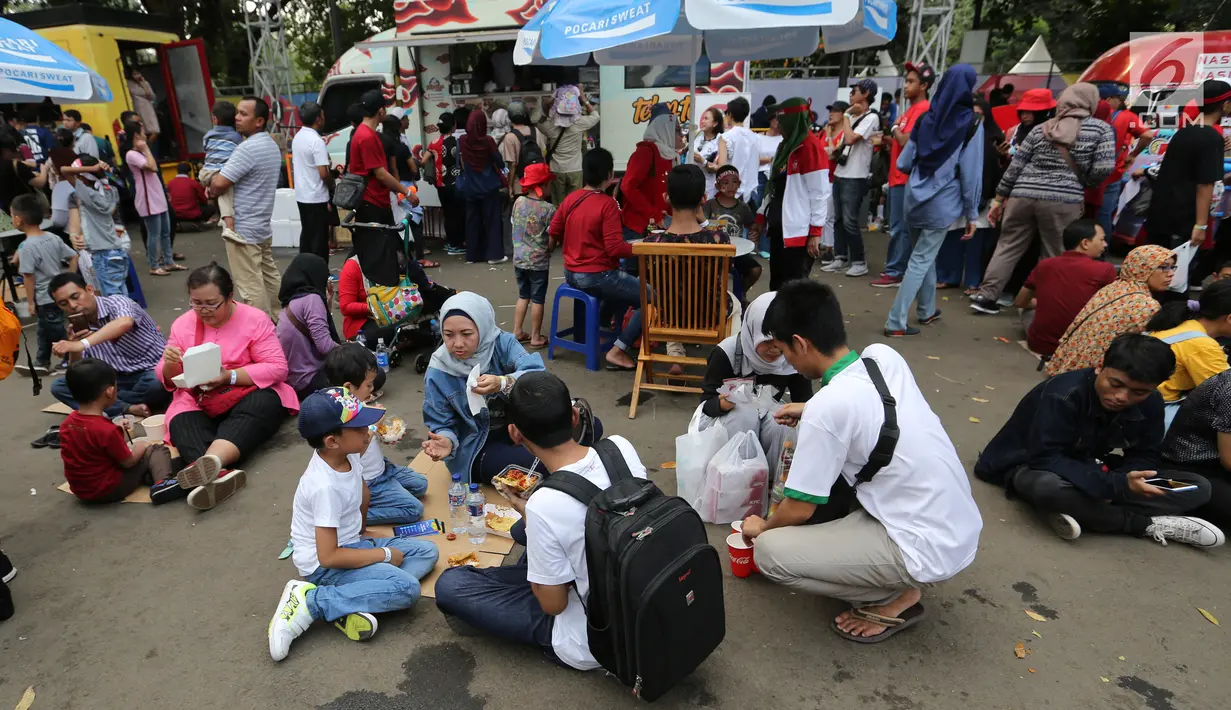 Pengunjung menikmati makan sambil lesehan jelang Closing Ceremony Asian Games 2018 di kawasan Gelora Bung Karno, Jakarta, Minggu (2/9). Mereka mengisi perut sebelum Closing Ceremony. (Liputan6.com/Fery Pradolo)