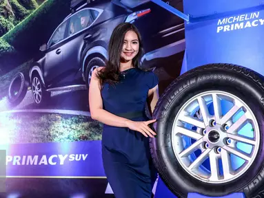 Seorang SPG berpose saat peluncuran ban Michelin Primacy SUV di Kemayoran, Jakarta, Senin (1/2/2016). Michelin Indonesia hadirkan ban yang aman untuk pengguna SUV di Indonesia. (Liputan6.com/Yoppy Renato)