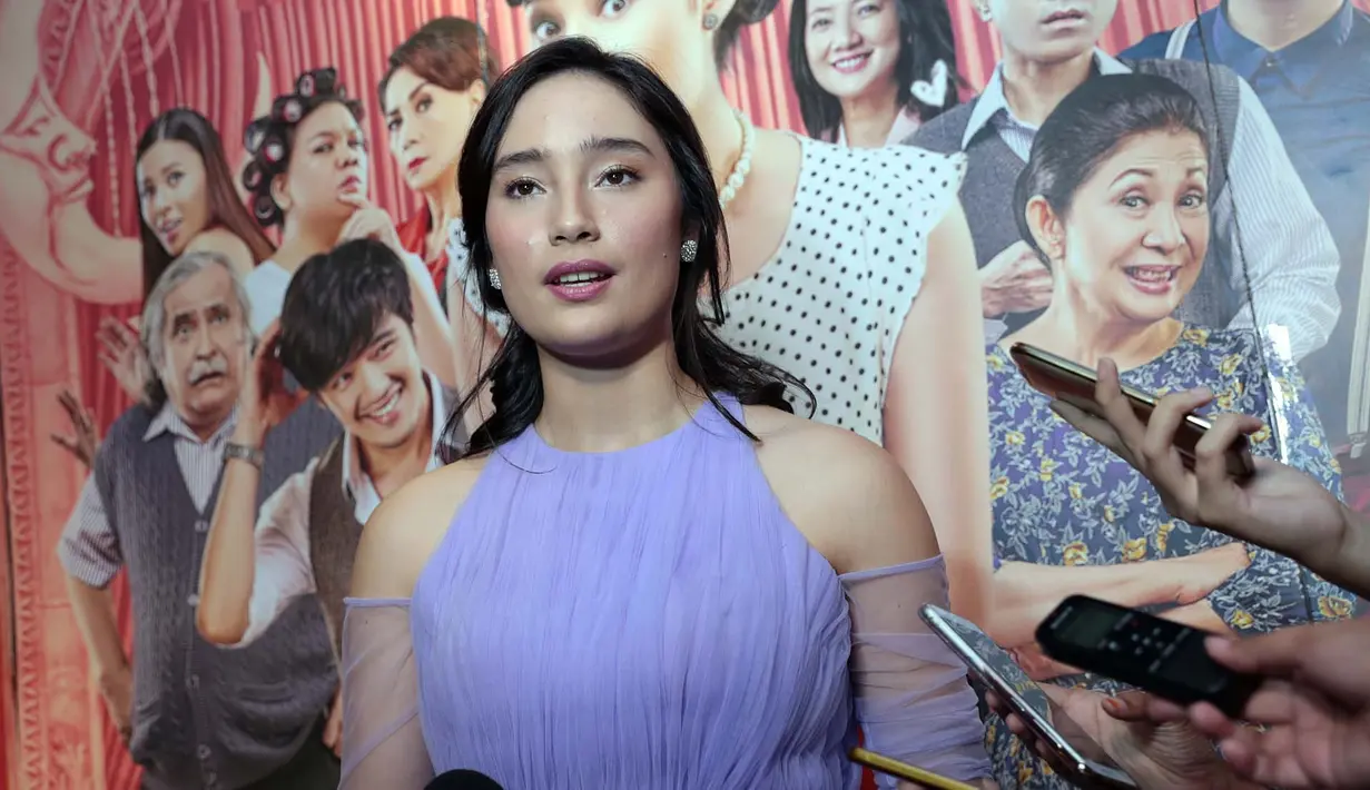 Pemeran 20 tahun itu dituntut layaknya remaja era 60-an. Berpenampilan kuno, baik segi pakaian hingga gayanya. Ia juga merubah gaya rambutnya yang di roll. Butuh dua jam sebelum syuting untuk merubah rambutnya. (Deki Prayoga/Bintang.com)