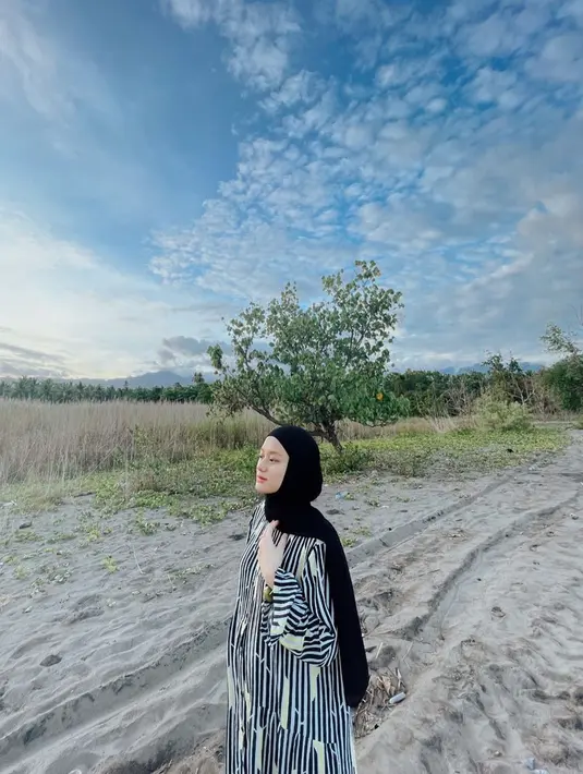 "Kelas 6 SD aku sudah mulai terjun ke dunia entertain, terus pas 2 SMP papa aku sakit. Di 2012 ketahuan papa aku sakit ginjal. Aku yang lagi senangnya film akhirnya 2013 aku tergiur sinetron," ujar Dinda Hauw, di talk show "Heart to Heart", bersama Dewi Sandra. (Instagram/dindahw)