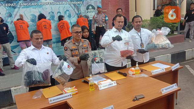 Polda Banten Tampilkan Barangbukti. (Rabu, 18/01/2023). (Yandhi Deslatama/Liputan6.com).