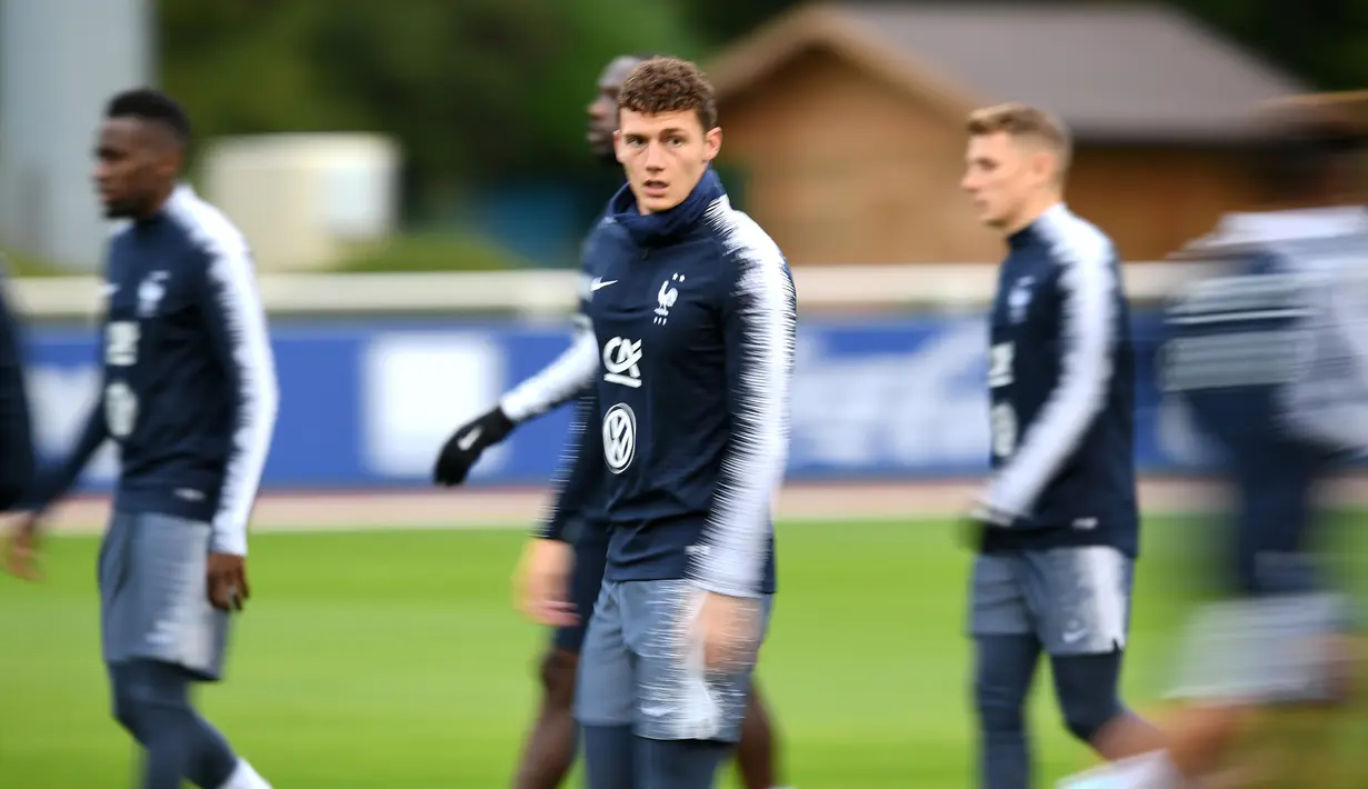 Bek Prancis, Benjamin Pavard mengikuti sesi latihan tim di Clairefontaine-en-Yvelines, barat daya Paris (8/10/2019). Pada pertandingan sebelumnya Les Blues menang telak atas Islandia dengan skor 4-0 dalam laga kandang. (AFP Photo/Martin Bureau)