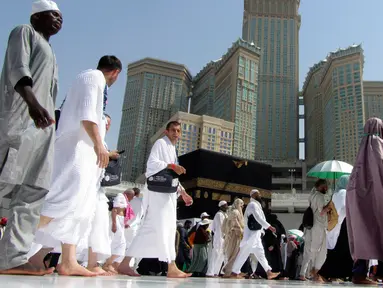 Umat muslim berdoa ketika mereka mengelilingi Kakbah di Masjid al-Haram menjelang puncak pelaksanaan ibadah haji di kota suci Makkah, Arab Saudi pada Senin (5/8/2019). Ibadah haji menjadi pertemuan tahunan umat manusia terbesar di dunia.  (AP Photo/Amr Nabil)