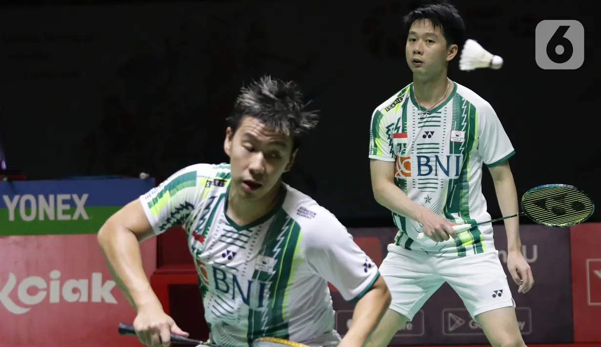 Pebulu tangkis ganda putra Indonesia, Marcus Fernaldi Gideon/Kevin Sanjaya Sukamulio saat bertanding melawan Liang Wei Keng/ Wang Chang (China) pada babak Semifinal Indonesia Masters 2022 di Istora Senayan, Jakarta, Sabtu (11/6/2022). Kevin/Marcus takluk dan gagal melaju ke final Indonesia Masters 2022. (Liputan6.com/Helmi Fithriansyah)