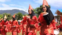 Anak-anak di Kampung Berseri Astra Jorong Tabek menampilkan kesenian tari piring dalam acara Festival Kampung Berseri Astra bertema Pendidikan Kecakapan Hidup Melalui Kearifan Lokal di Kabupaten Solok, Sumatra Barat (28/4/2019). (Liputan6.com/HO/Eko)