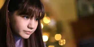 Meski sibuk dengan kegiatanya menjalani syuting, Cassandra Lee masih menyempatkan untuk menghias pohon Natal. Perempuan yang biasa disapa Casie itu menghias pohon Natal merupakan hal yang menyenangkan. (Adrian Putra/Bintang.com)