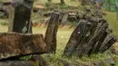 Batuan berdiri atau menhir berjajar seolah-olah menjadi pembatas areal situs Gunung Padang di Kampung Cimanggu, Cianjur, Jawa Barat, (19/9/2014). (Liputan6.com/Helmi Fithriansyah)