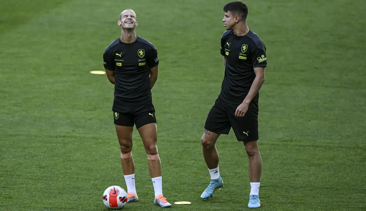 Pemain timnas Republik Ceko menghadiri sesi latihan menjelang kontra Portugal di stadion Alvalade di Lisbon, Rabu (8/6/2022). Duel antara Portugal vs Ceko pada matchday 3 Grup 2 UEFA Nations League A 2022/23, akan digelar di Estadio Jose Alvalade, Jumat 10 Juni 2022 dini hari WIB. (PATRICIA DE MELO MOREIRA / AFP)