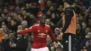 Paul Pogba (kiri) merayakan gol ke gawang Newcastle United bersama Zlatan Ibrahimovic pada lanjutan Premier League di Old Trafford, Manchester, (18/11/2017). Pogba mencetak satu gol saat MU menang 4-1 atas Necastle. (AFP/Oli Scarff)