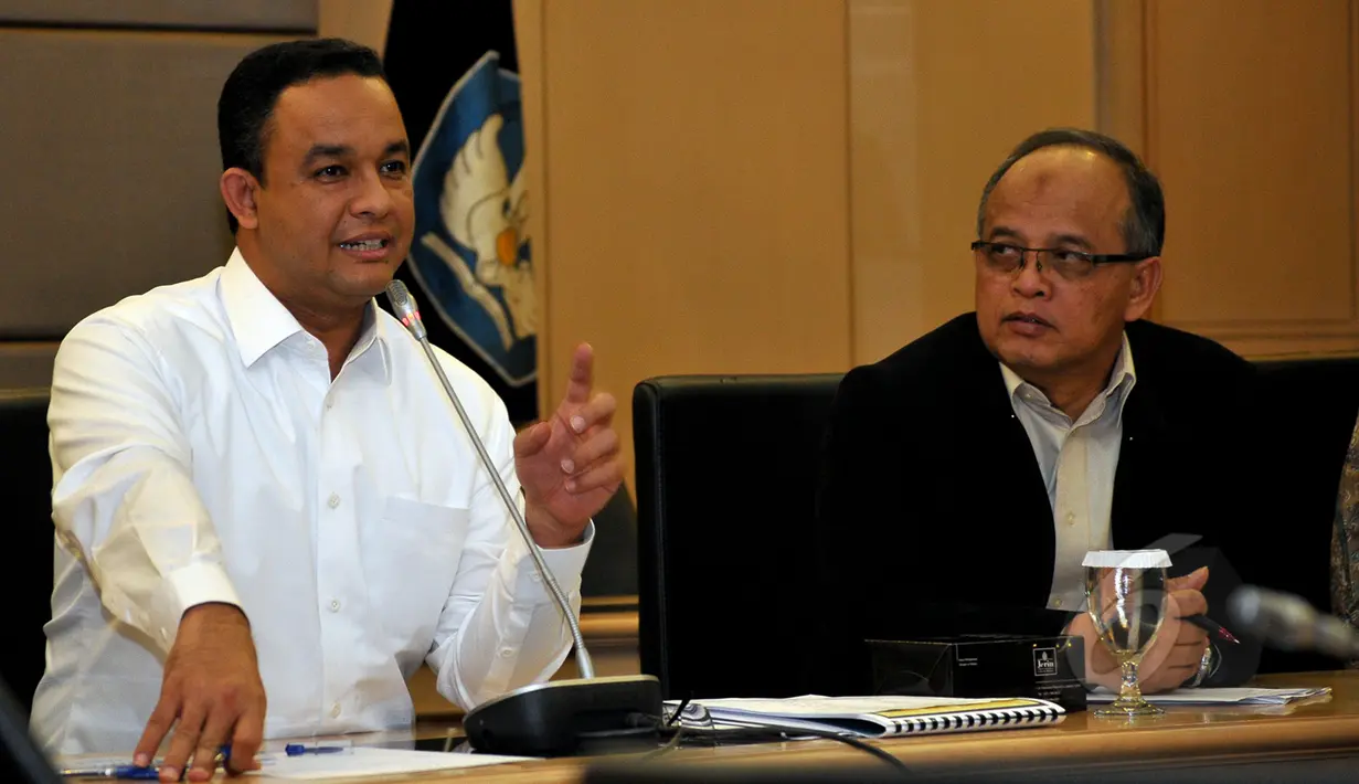 Mendikbud, Anies Baswedan (kiri) memberikan seputar perkembangan terakhir persiapan UN 2015 di  Kemendikbud, Jakarta, Kamis (9/4/2015). Anies berpesan peserta ujian belajar dengan keras dan tidur yang cukup sebelum ujian. (Liputan6.com/Yoppy Renato)