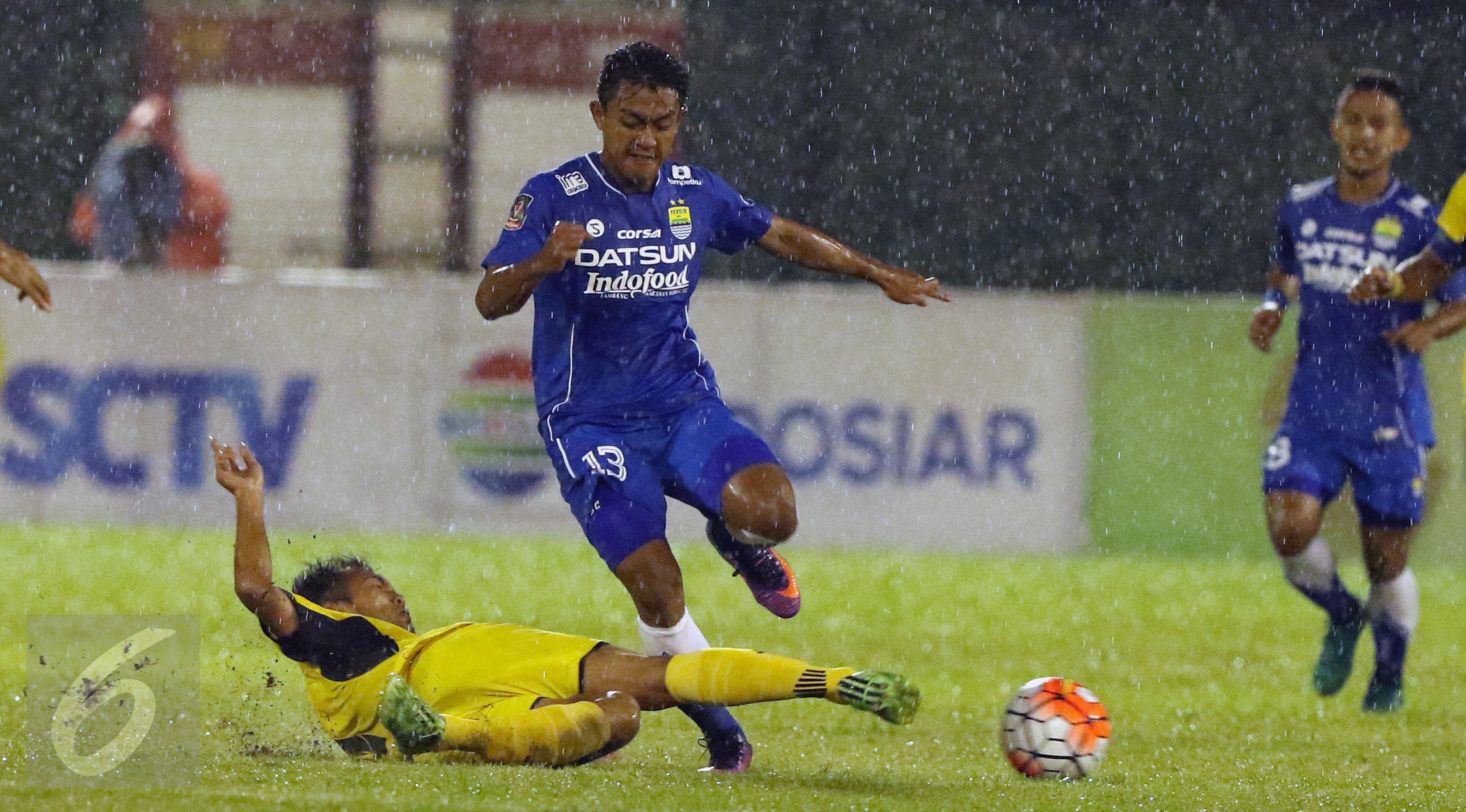 Penyerang Persib, Febri Hariyadi (tengah) melompat menghindari hadangan pemain Mitra Kukar FC saat laga 8 besar Piala Presiden 2017 di Stadion Manahan Solo, Sabtu (25/2). Persib unggul 3-2. (Liputan6.com/Helmi Fithriansyah)