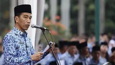 Presiden Jokowi berpidato di Lapangan Silang Monas, Jakarta, Senin (1/12/2014). (Liputan6.com/Faizal Fanani)