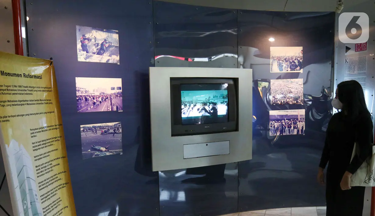 Pengunjung saat mengunjungi Museum Tragedi 12 Mei 1998 Universitas Trisakti, Jakarta, Kamis (12/5/2022). Museum tersebut berdiri sebagai bukti sejarah perjuangan gerakan mahasiswa tahun 1998. Saat itu mahasiswa perguruan tinggi di seluruh Indonesia mengadakan unjuk rasa untuk menuntut reformasi. (Liputan6.com/Herman Zakharia)