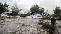 Sejumlah kapal nelayan yang terdampar pasca gelombang Tsunami Selat Sunda di Dusun Tiga Regahan Lada, Pulau Sebesi, Lampung Selatan, Minggu (30/12). Sebagian warga mengungsi ke Kalianda. (Liputan6.com/Herman Zakharia)