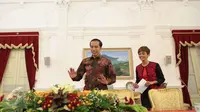 Presiden Jokowi (kiri) tersenyum saat melakukan Wawancara khusus di Istana Merdeka, Jakarta, Jumat (16/10/2015). Wawancara berhubungan dengan Pemerintahan Jokowi-JK genap berusia satu tahun pada 20 Oktober 2015 nanti. (Liputan6.com/Faizal Fanani)