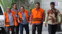 Anggota DPRD Kalimantan Tengah Borak Milton (kiri), Punding LH Bangkan (tengah), dan Edy Rosada (kanan) tiba di Gedung KPK, Jakarta, Rabu (19/12). Ketiganya diperiksa sebagai tersangka dugaan suap limbah sawit di Danau Sembuluh. (Merdeka.com/Dwi Narwoko)
