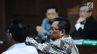 Wakil Ketua MPR dari Partai Golkar, Mahyudin saat menjadi saksi pada sidang lanjutan dugaan korupsi proyek e-KTP dengan terdakwa Setya Novanto di Pengadilan Tipikor, Jakarta, Kamis (15/3). Mahyudin saksi yang meringankan. (Liputan6.com/Helmi Fithriansyah)