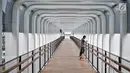 Pekerja berdiri di jembatan penyeberangan orang (JPO) Bundaran Senayan, Jakarta, Senin (21/1). JPO Bundaran Senayan telah berdiri kokoh disertai konstruksi yang lengkap terpasang. (Liputan6.com/Faizal Fanani)
