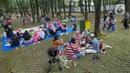 <p>Pengunjung beristirahat di Taman Margasatwa Ragunan, Jakarta, Senin (28/2/2022). Tempat wisata di Jakarta ramai dikunjungi warga saat libur Isra Miraj 2022. (Liputan6.com/Herman Zakharia)</p>