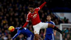 Pemain Chelsea, Willian (kiri), berebut bola dengan pemain Manchester United, Anthony Martial, dalam laga Liga Inggris di Stadion Stamford Bridge, London, (7/2/2016). (AFP/Ian Kington)