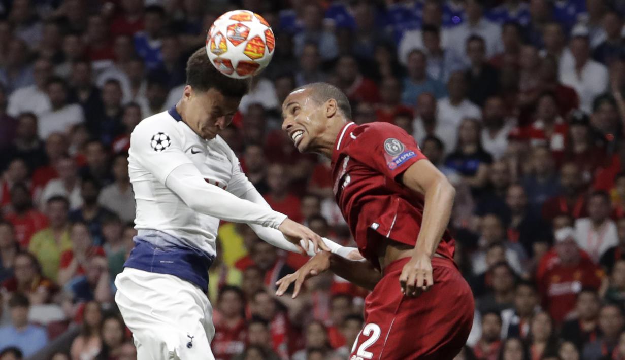 Bek Liverpool, Joel Matip, duel udara dengan pemain Tottenham Hotspur, Dele Alli, pada laga Liga Champions 2019 di Stadion Wanda Metropolitano, Madrid, Minggu (2/6). Liverpool menang 2-0 atas Tottenham Hotspur. (AP/Felipe Dana)